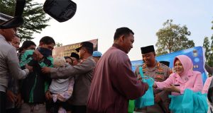 Bersama Bhayangkari, Kapolres Demak Bagikan Ratusan Takjil di Alun-alun