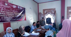 Anggota Koramil 07/Bangsri Pendampingan Penyaluran Bantuan PKH di Balai Desa Pendem