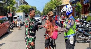 Patroli Harkamtibmas Gabungan TNI-Polri KRYD Disertai Bagikan Bansos Kepada Warga