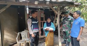 Bhabinkamtibmas dan Babinsa Salurkan Bantuan Sosial di Desa Dongos