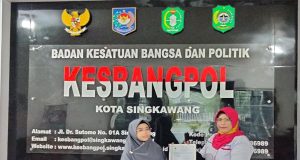 Ketua dan Pengurus DPD IWO INDONESIA Singkawang Menyerakan Surat Keterangan Organisasi Ke Kesbangpol Singkawang