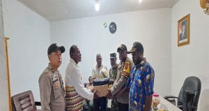 Lakukan Program Jumat Curhat Polsek Mapia Berikan Tali Asih