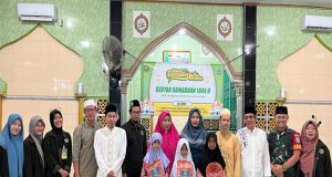 Babinsa Karimunting 1202-03/Sungai Raya Sertu Sugiyanto Berikan Hadiah Kepada Pemenang Lomba Azan Dan Penghafal Ayat Al Qur’an
