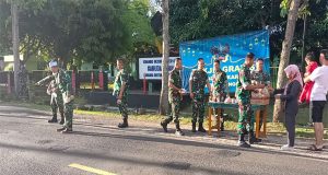 Kodim 0424/Tanggamus Bagikan Takjil Bebruka Puasa Gratis Kepada Warga Yang Melintas di Depan Makodim 0424/Tanggamus