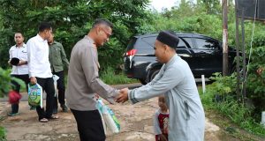 Kunjungi Pondok Pesantren, Kapolres Belitung Timur Serahkan Bantuan Sosial
