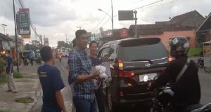 Komunitas mobil Timor er chapter pesawaran Bersama Muklis membagikan Takjil