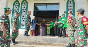 Menjelang Buka Puasa Anggota kodim 1202 -Skw Koramil 09/Jgb Bagikan Takjil