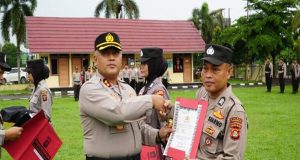 Kapolres Prabumulih, AKBP Witdiardi SIk MH Berikan Penghargaan Kepada 69 Personel