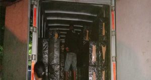 Diduga Bermuatan Rokok Ilegal, Mobil Box Truk Merk Dutro Warna Silver Diamankan Bea Cukai Pontianak