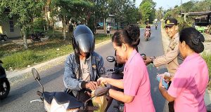 Polsek Singkawang Timur Polres Singkawang Bersama Bhayangkari Berbagi Takjil Kepada Masyarakat