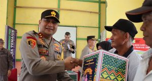 Kapolda Kalbar Lakukan Pengecekan di Pos Pengamanan Terpadu Lebaran 2023 dan Pembagian Bansos di Kecamatan Sajingan Besar, Kabupaten Sambas