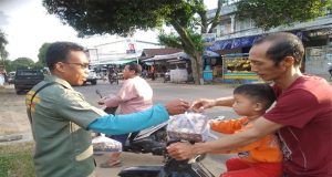 Ramadhan Penuh Berkah, LSM KPK Tipikor Ketapang Bagikan Takjil di Jalan Mayjen Sutoyo