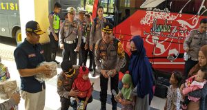 Kapolres Singkawang Sambut Kedatangan Pemudik Gratis Presisi Khatulistiwa 2023