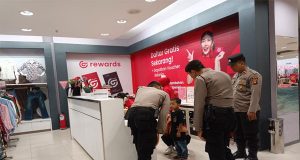 Petugas Pos Pam SGM Sampaikan Himbauan Kamtibmas Saat Patroli Jalan Kaki