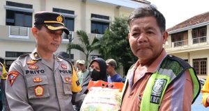 Polres Banjarnegara Salurkan Zakat Fitrah Kepada Warga Kurang Mampu