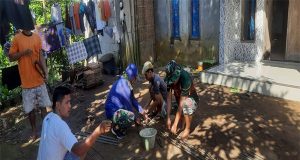 Dibantu Warga Setempat, Anggota Satgas TMMD Sengkuyung 1 Kodim 0719/Jepara Rakit Besi Cor