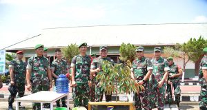 Penanaman Pohon Kenangan Oleh Pangdam XII/Tpr Dan Ibu Di Halaman Makodim 1203/Ktp