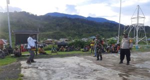 Lebih Dekat Dengan Masyarakat Polsek Mapia Lakukan Jumat Curhat