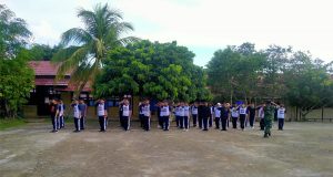 Babinsa Koramil 1202 – 01/Bky Ajari Siswa Latihan Paskibraka Untuk Menyambut HUT RI Ke – 78