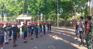 Babinsa dan Bhabinkamtibmas Saling Bersinergi Latih PBB Siswa SDN 1 Panggang
