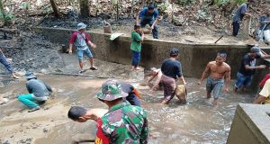 Babinsa Kodim 1202 -09/Jgb Gotong Royong Bersama Warga Bersihkan Saluran Air