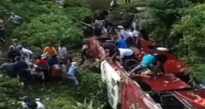 Jajaran Polres Slawi Gerak Cepat Mengevakuasi Para Korban Tergelincirnya Bus Wisata di Gucci Tegal