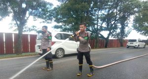 Awas Solar Tumpah, Tim SAR Ditsamapta Polda Kalbar Bersihkan Tumpahan Solar