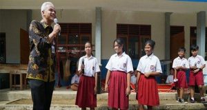 Siapa Yang Kemarin Nulis Surat ke Pak Gubernur? Ayo Sini Maju Kata Pak Ganjar Pranowo di SD Kenalan Magelang Jateng