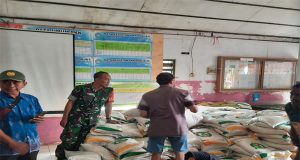 Babinsa Sertu Ali Madhkan Giat Pendampingan Penyaluran Bantuan Beras