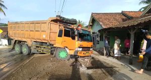 Sebuah Kendaraan Jenis Fuso Hampir Menabrak Rumah Warga Akibat Jalan Licin