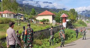 Dalam Rangka HUT Kodam VXll Cenderawasih Ke 60 Koramil Mapia dan Satgas Batalion Inf 527 Lumajang Lakukan Korvei Di Halaman Mapolsek Mapia