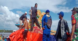 Ditpolairud Polda Kalbar Bantu Amankan Evakuasi Barang dagangan Kelontong dan Sembako di TKP Tenggelamnya kapal KM HASIL UTAMA