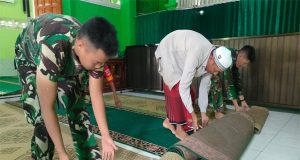 Jelang Sholat Jumat, Personil Satgas TMMD Bersama Masyarakat Kompak, Bantu Penyiapan Ibadah