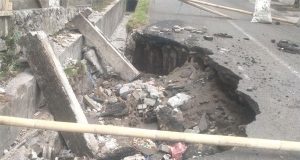 Jalan Aspal Jebol, Butuh Perhatian Dinas PUPR Bitung dan TRC Helem Merah