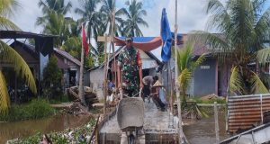 Babinsa Koramil 1202- 08/Sks Bantu Gotong Royong Pembuatan Jembatan