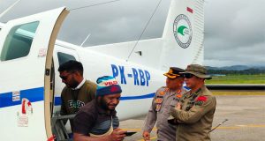 Aparat Gabungan Evakuasi 4 Karyawan PT. IBS dari Distrik Okbab, Kabupaten Pegunungan Bintang