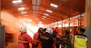 Personel TNI Polri Bantu Padamkan Api Bersama Pemadam Kebakaran