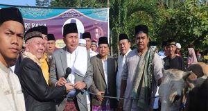 Wako Prabumulih Beserta Keluarga Melaksanakan Sholat Idul Adha 1444 H Sekaligus Penyerahan Sapi Qurban Di Lapangan Taman Kota Prabujaya