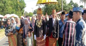 Peratin Pekon Negeri Ratu Ngambur Dampingi Pengantar Pengantin Pria