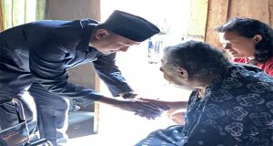 Mbah Kunafah Warga Desa Sekuro, Mendapatkan Bantuan Kursi Roda Dari Ketua DPRD Jepara (Gus Haiz)