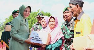 Tinggalkan Kenangan Dihari Penutupan TMMD Reguler Ke-116, Baksos Kodim 1203/Ktp Gelar Baksos Dan Penyerahan Sarana Kontak Kepada Warga