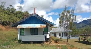 TNI Dan POLRI Bersinergi Dalam Melakukan Korvei Di Halaman Gereja Agape Bomomani Mapia