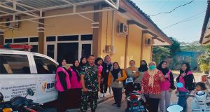 Antisipasi Penyebaran Nyamuk DBD, Babinsa Tulakan Dampingi Tenaga Kesehatan Berantas Sarangnya