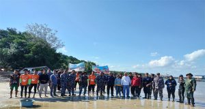 Menjaga Kelestarian dan Ekosistem Laut, Danlanal Ketapang Bersama Stakeholder Lepas Tukik