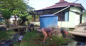 Kompak Bersama Warga Gotong Royong Bersihkan Parit Dilakukan Babinsa Koramil Singkawang Barat