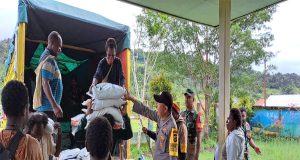 Bhabinkamtibmas bersama Babinsa kawal pembagian beras di Kampung Binaan