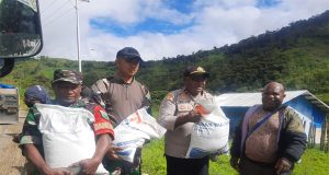 TNI Dan POLRI Bersinergi Membantu Pendistribusian Bansos Berupa Beras Melalui Distrik Mapia Kabupaten Dogiyai