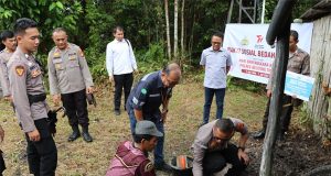 Sambut HUT Bhayangkara ke-77, Kapolres Beltim Bagikan Paket Bansos