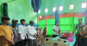 Bentuk Perhatian Dan Peduli Warga Peratin Pekon Muara Tembulih Jenguk Warganya yang Sakit