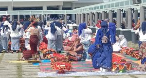 Dalam Rangka Menyambut Krui Fair Peratin Se- Kabupaten Pesisir Barat Menghadiri Dan Meramaikan Karnaval Dan Pangan Balak